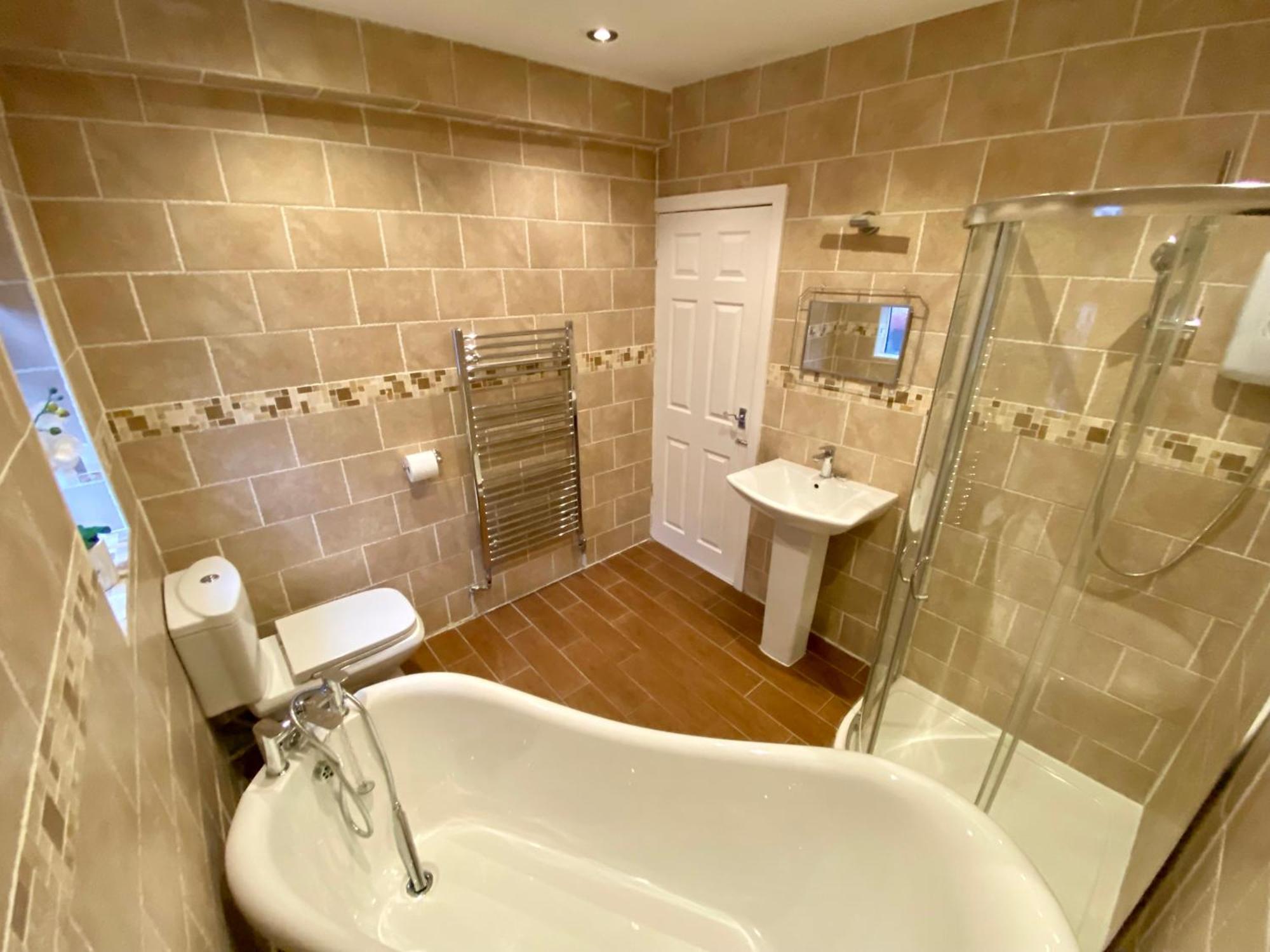 Entire Modern House Liverpool, 6 Bedrooms Экстерьер фото