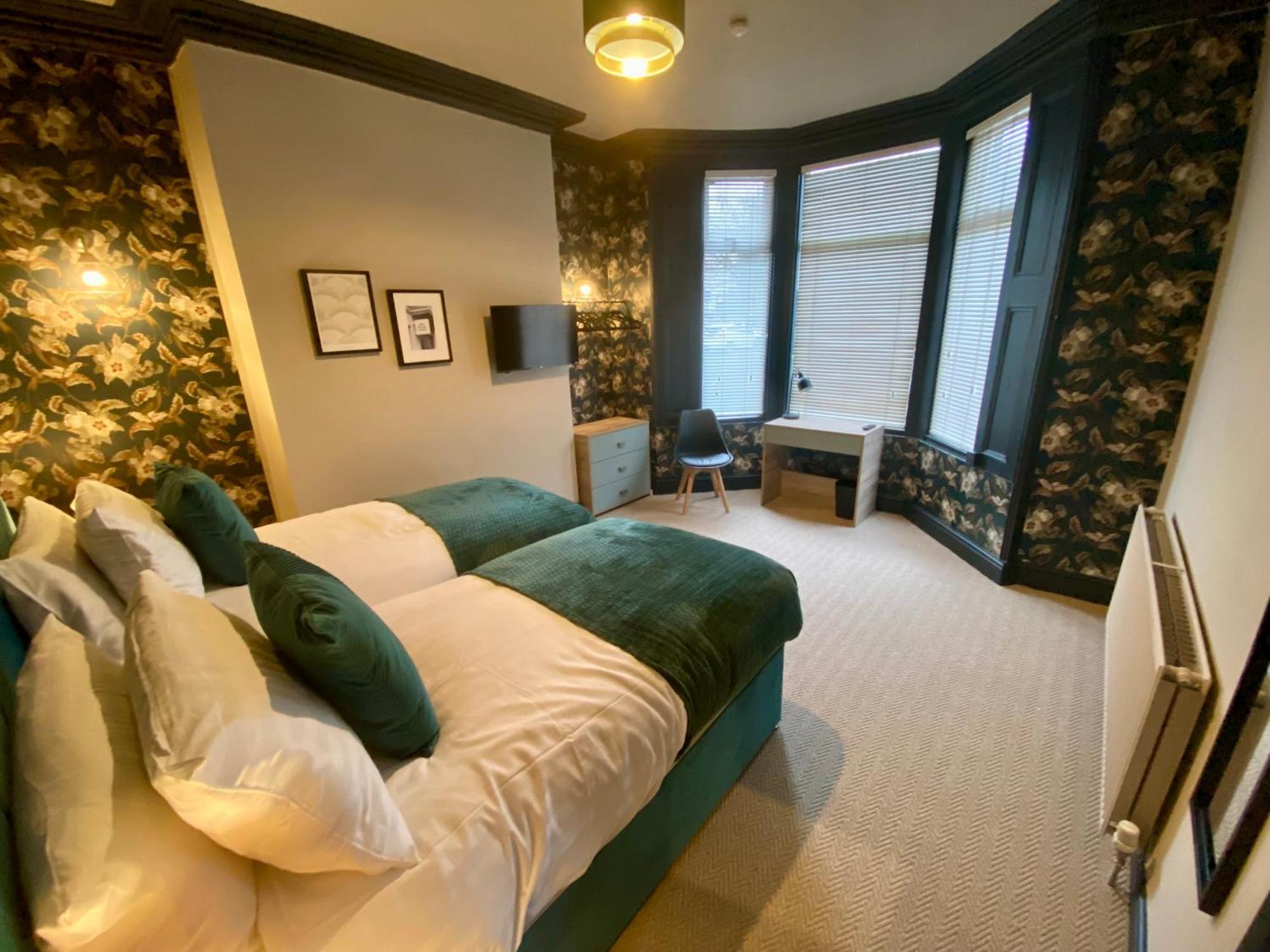 Entire Modern House Liverpool, 6 Bedrooms Экстерьер фото
