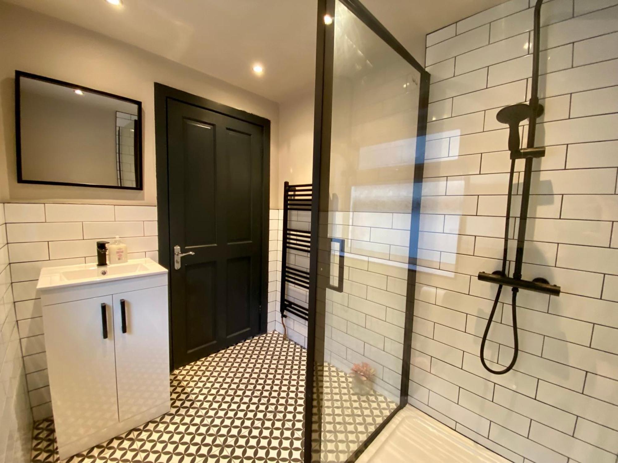 Entire Modern House Liverpool, 6 Bedrooms Экстерьер фото