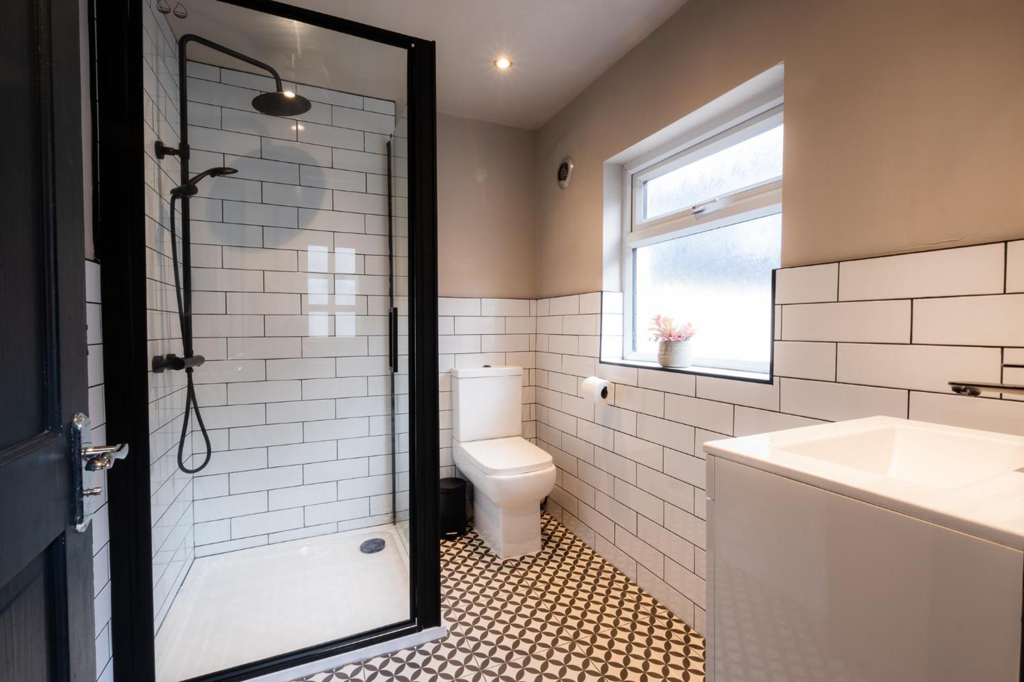 Entire Modern House Liverpool, 6 Bedrooms Экстерьер фото