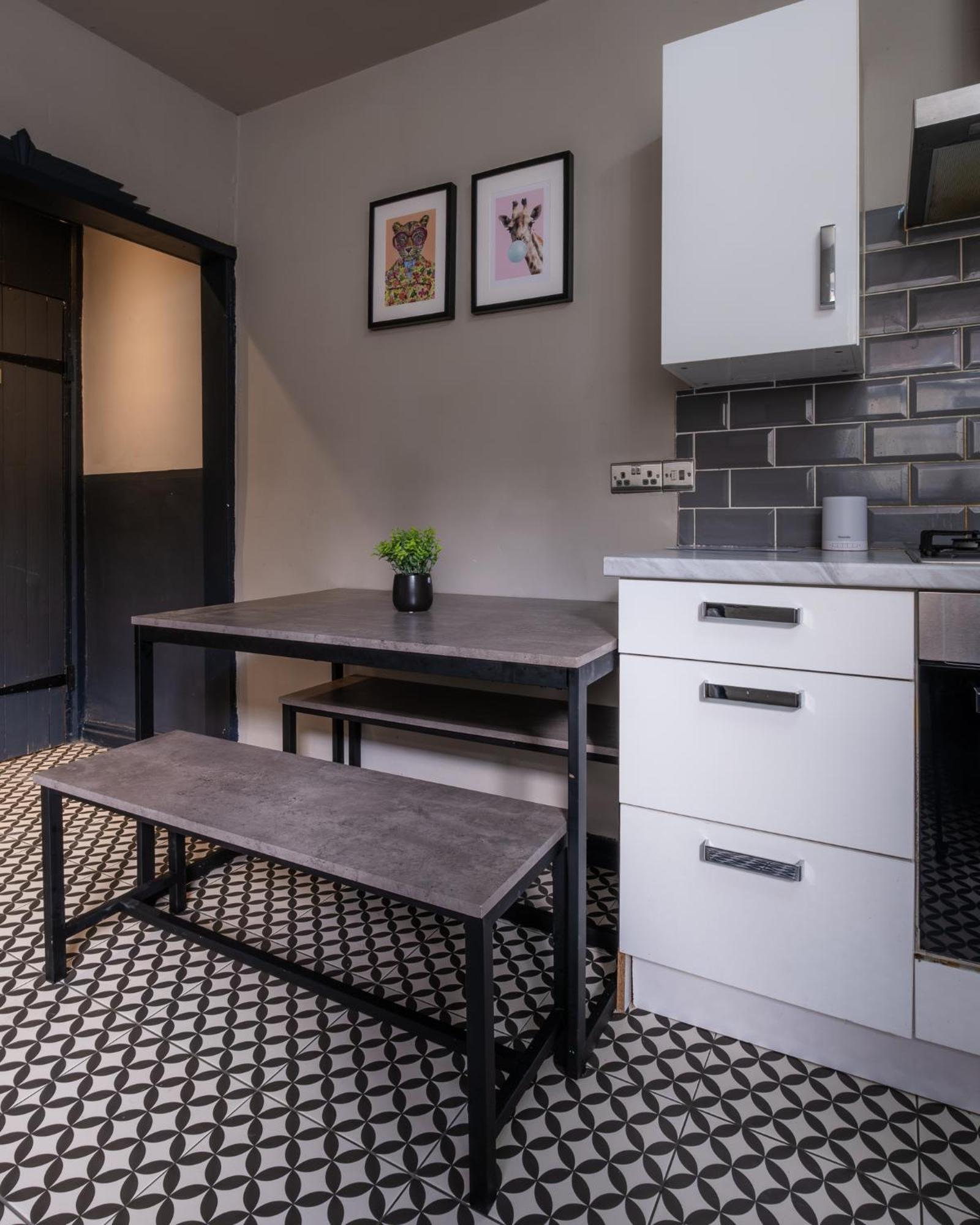 Entire Modern House Liverpool, 6 Bedrooms Экстерьер фото
